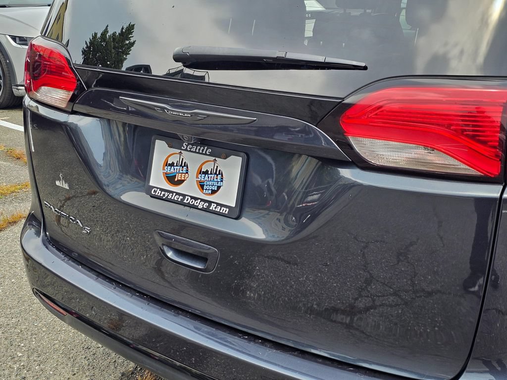Used 2020 Chrysler Pacifica Touring-L Plus FWD image 15