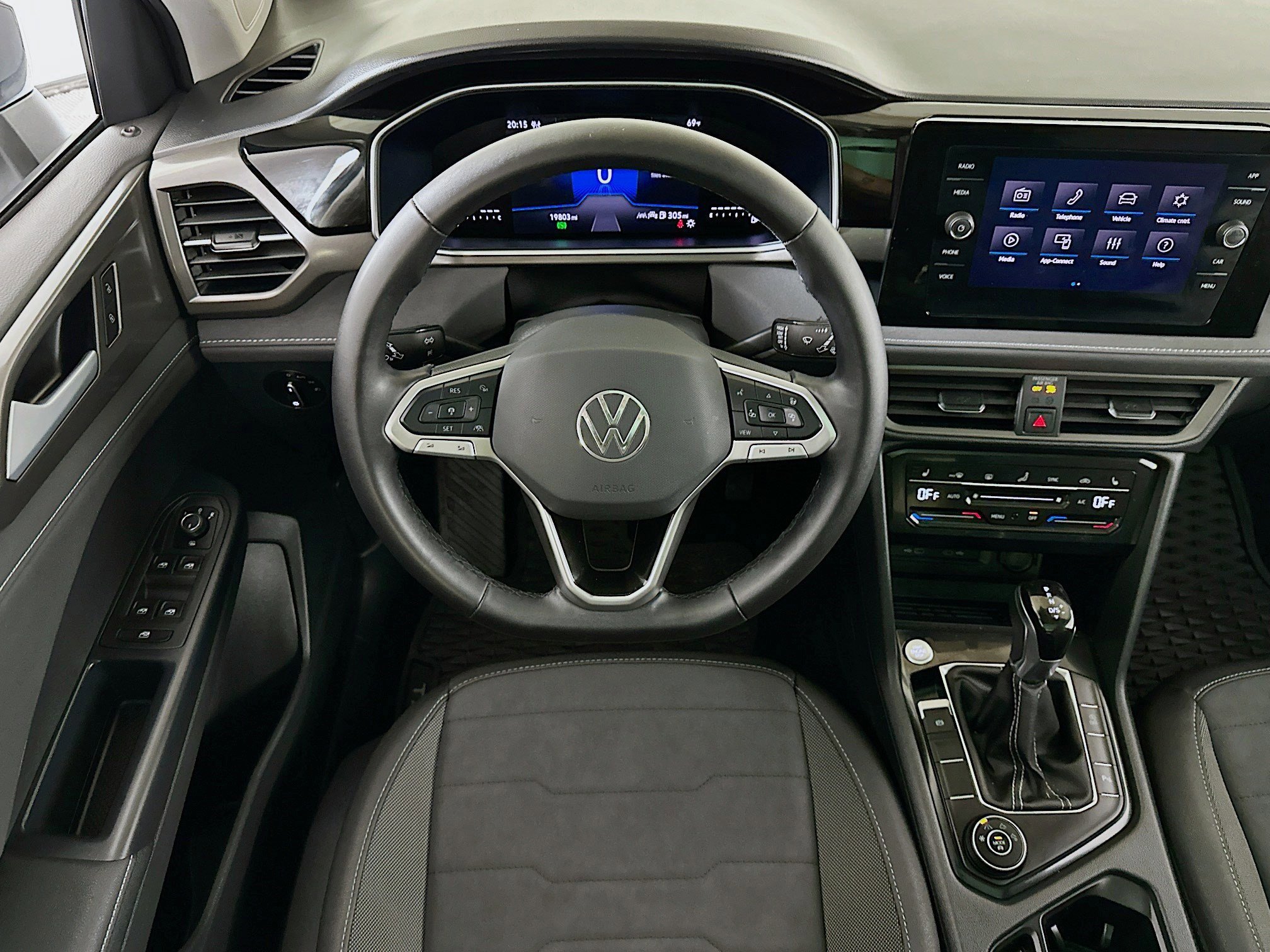Used 2025 Volkswagen Taos SE AWD/4WD image 19