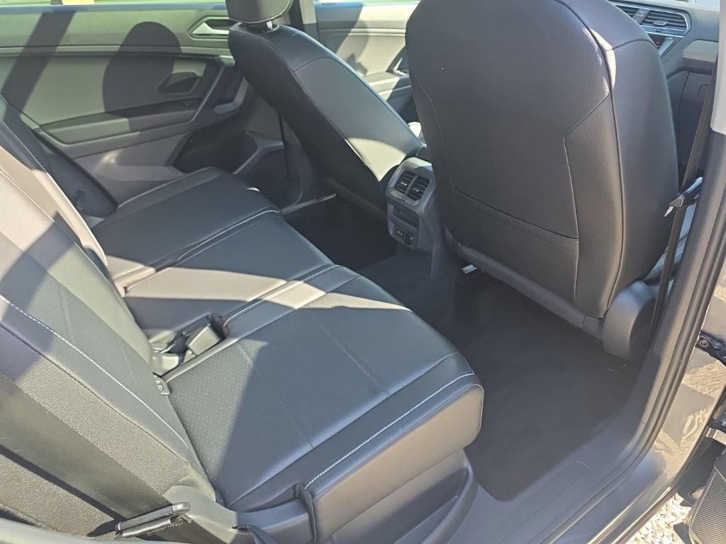 Used 2021 Volkswagen Tiguan SE w/ Panoramic Sunroof Package AWD/4WD image 18