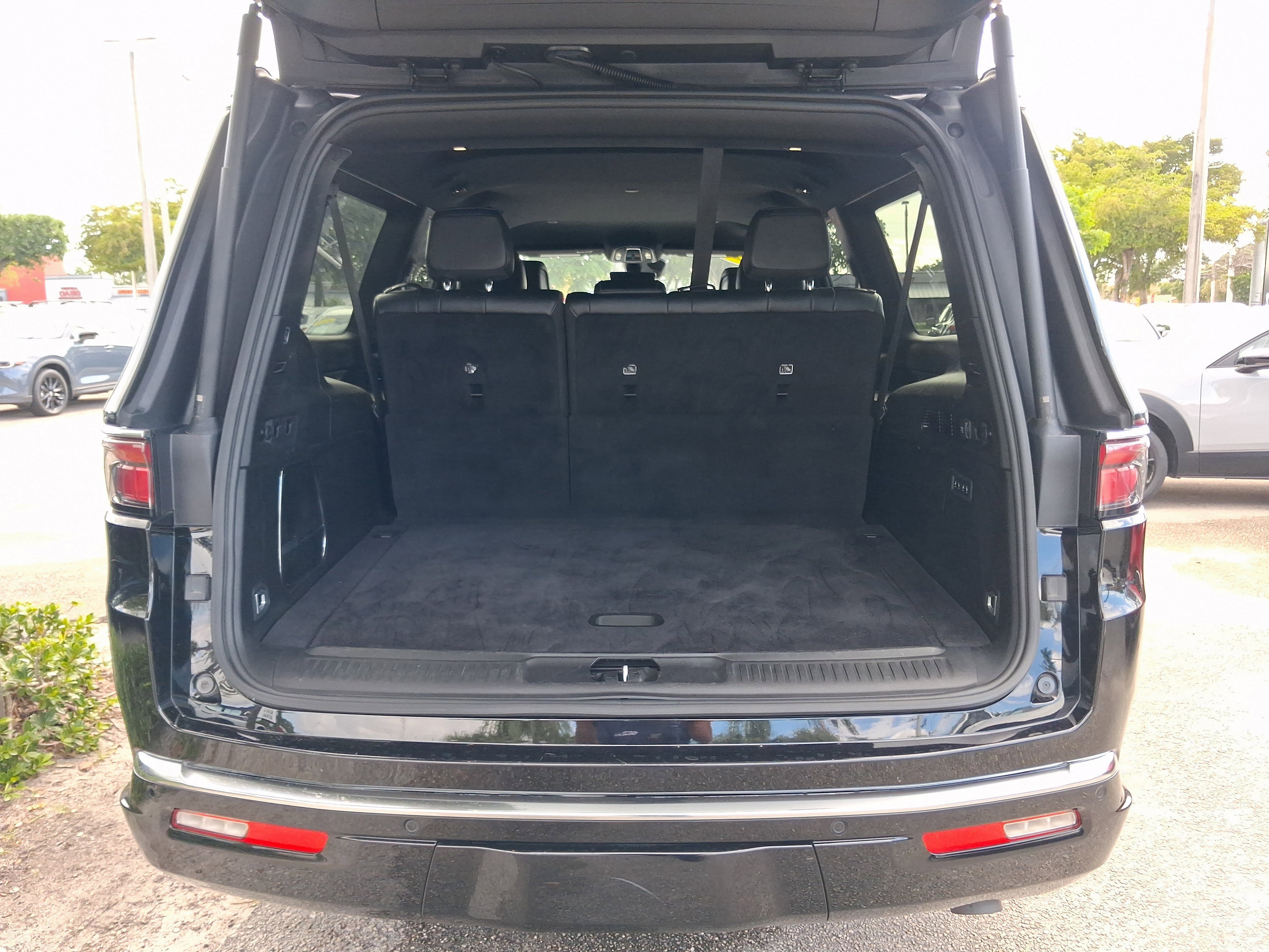 Used 2024 Jeep Wagoneer L Series II RWD image 5