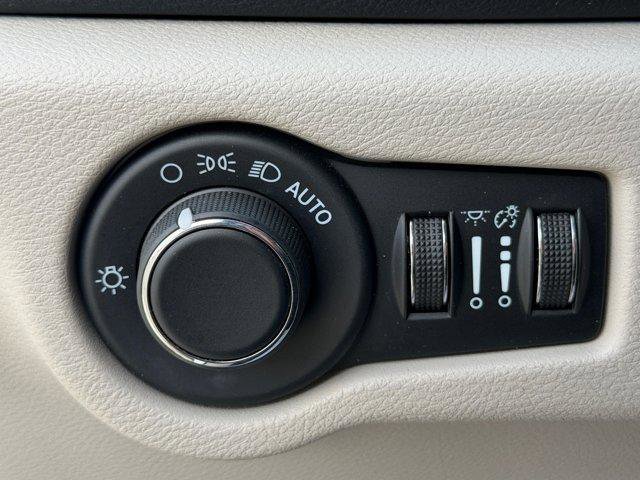 Used 2023 Chrysler Voyager LX FWD image 19