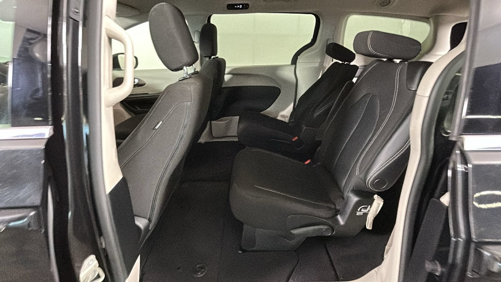 Used 2022 Chrysler Voyager LX FWD image 31