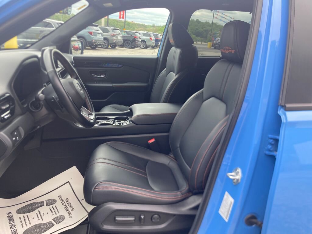 Used 2025 Honda Pilot TrailSport image 13