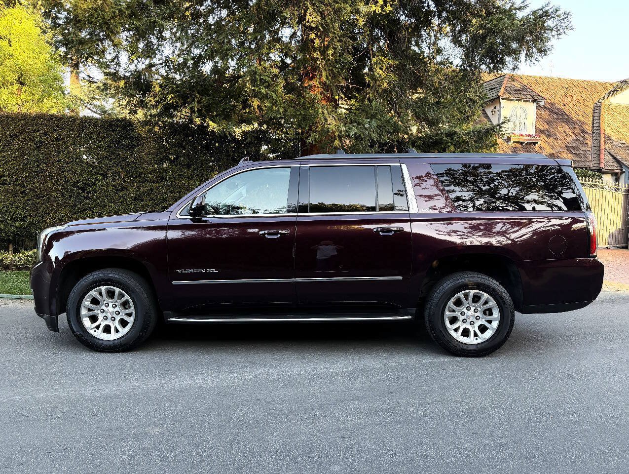 Used 2017 GMC Yukon XL SLT w/ Open Road Package AWD/4WD image 4