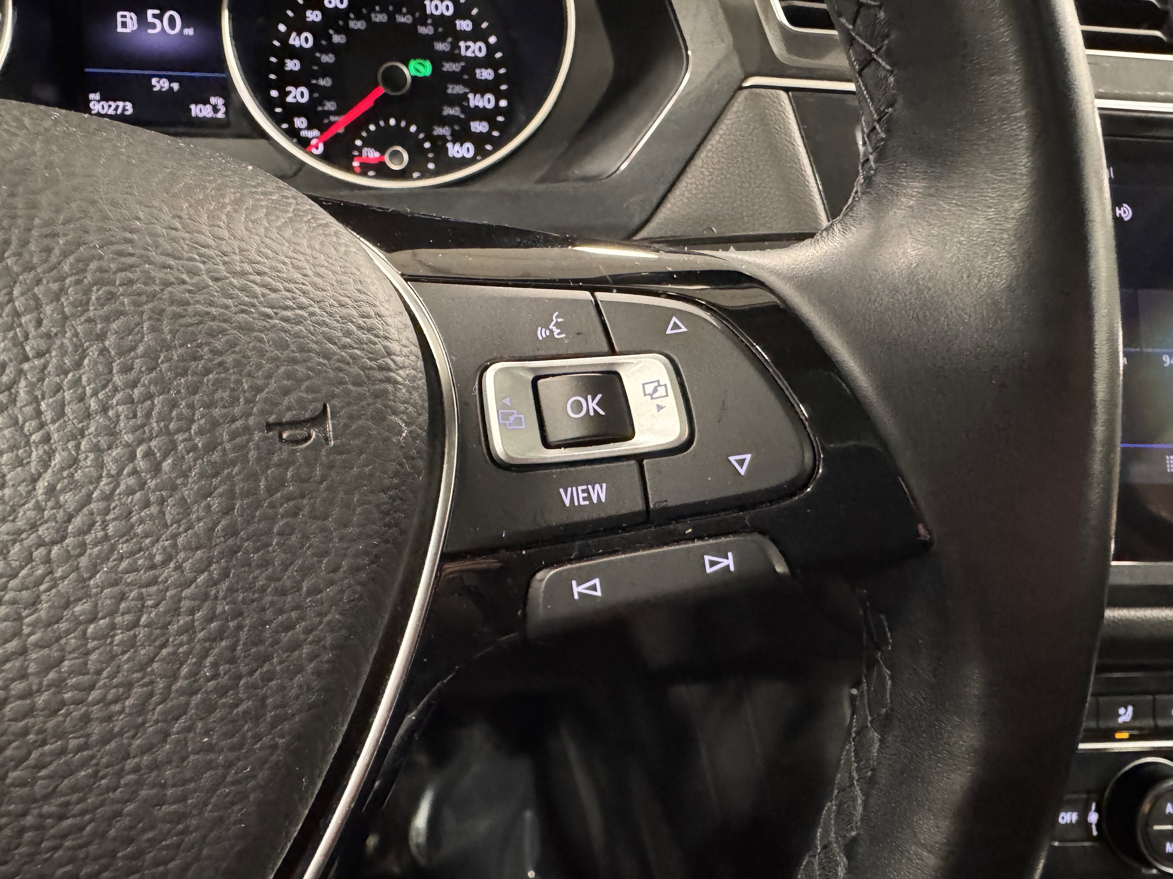 Used 2019 Volkswagen Tiguan SE w/ Panoramic Sunroof Package image 14