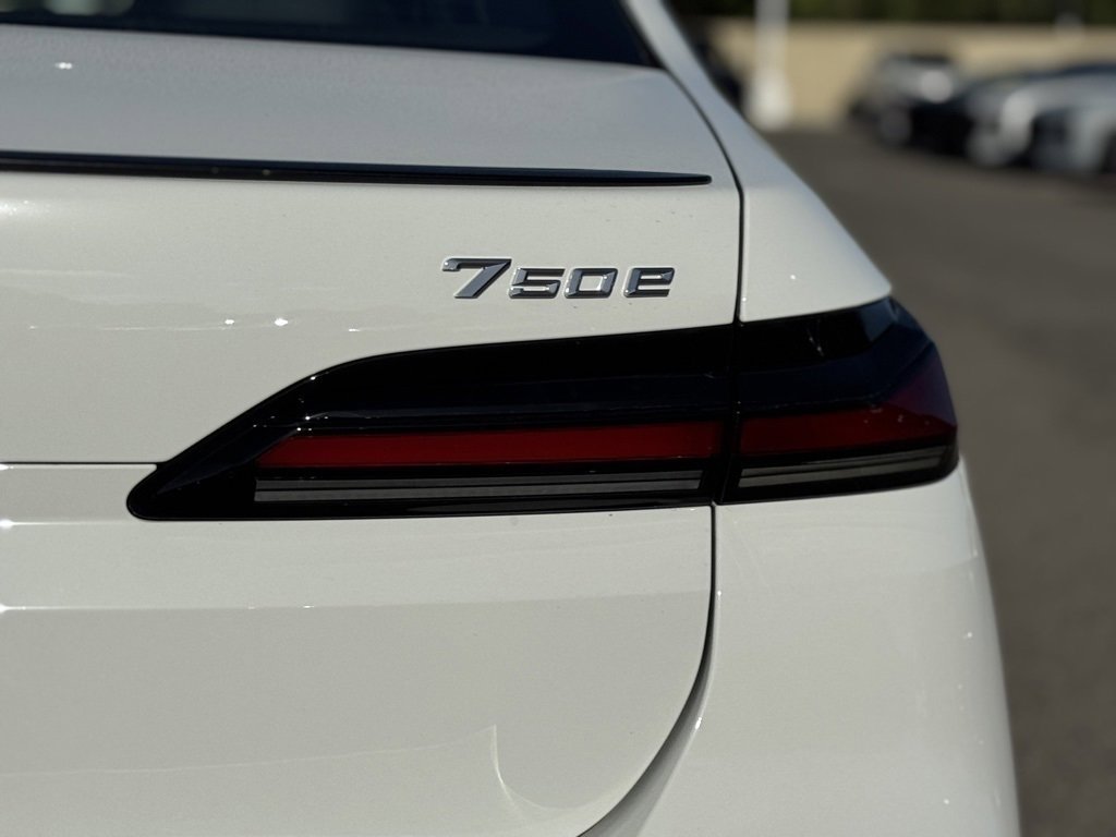 New 2026 BMW 750e xDrive w/ Premium Package image 14