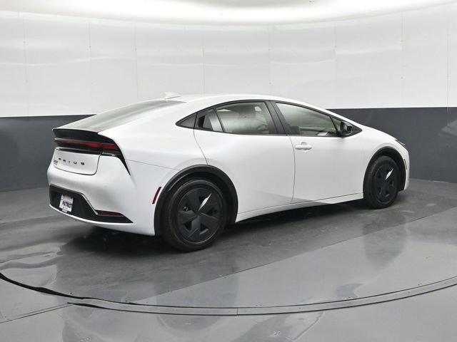 Used 2025 Toyota Prius LE FWD image 4