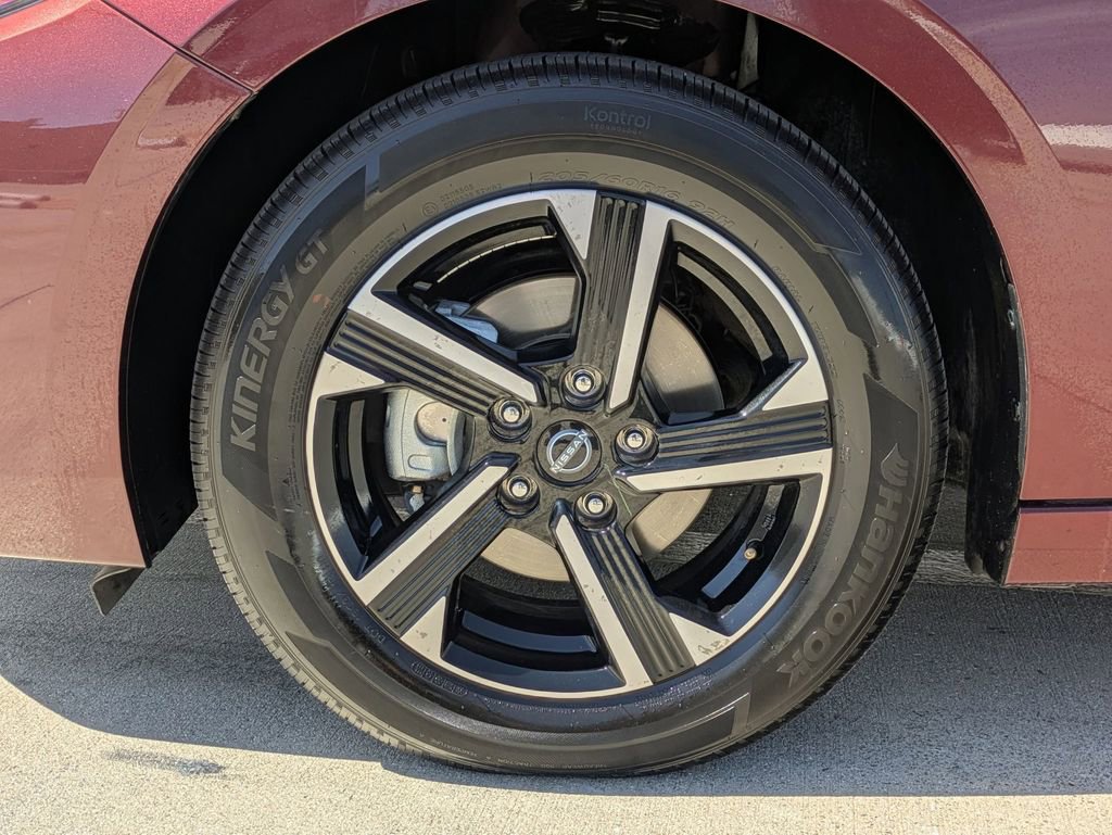 Used 2025 Nissan Sentra SV FWD image 31