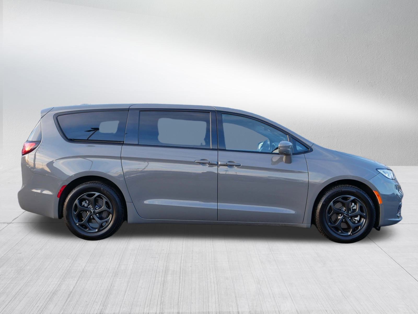 Used 2022 Chrysler Pacifica Limited w/ Uconnect Theater Family Group image 8