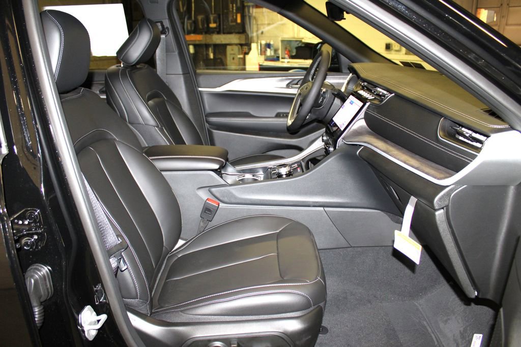 New 2025 Jeep Grand Cherokee L Limited w/ Black Appearance Package image 38