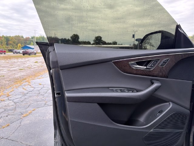 Used 2019 Audi Q8 Premium Plus w/ Premium Plus AWD/4WD image 17