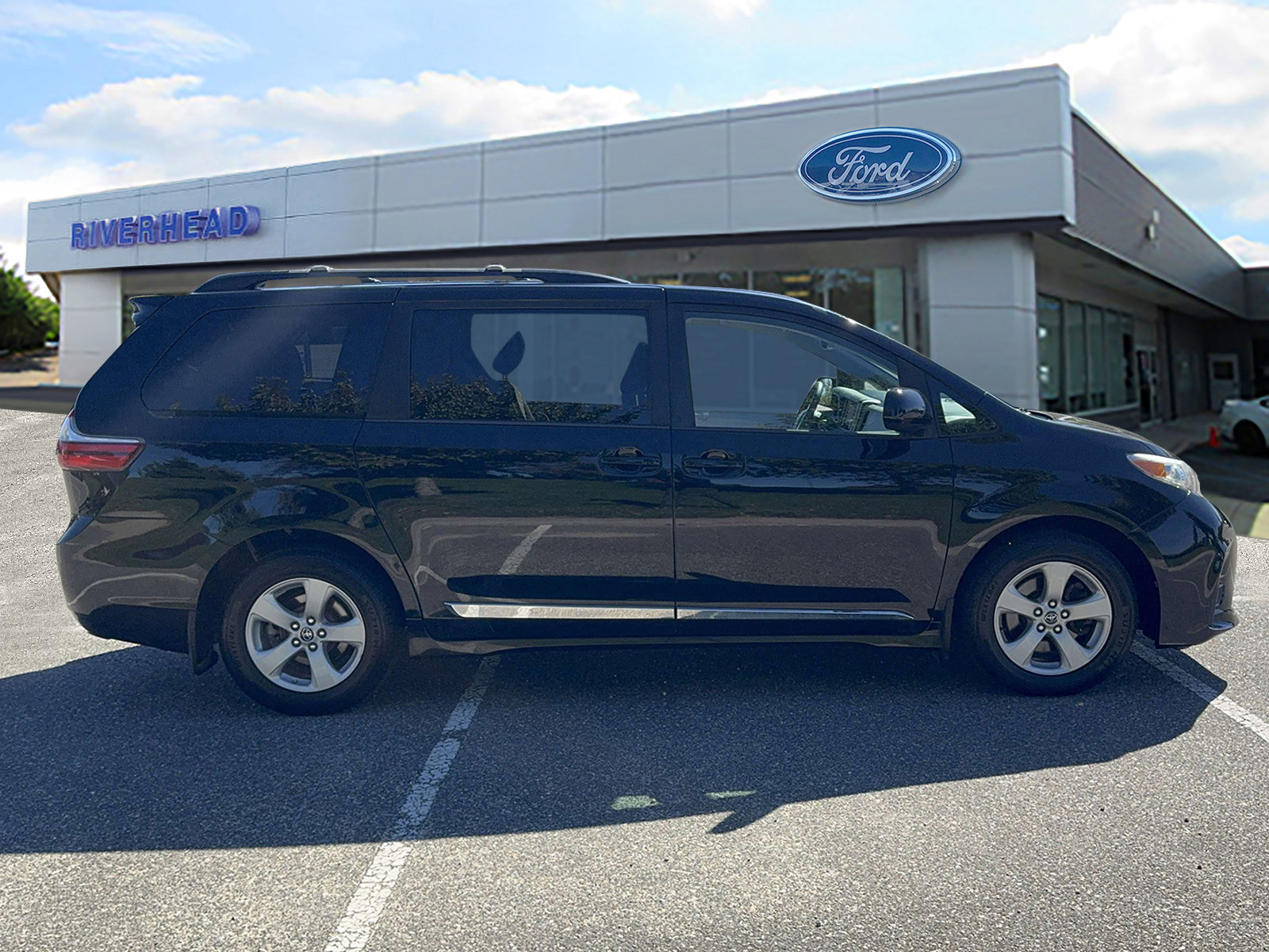 Used 2020 Toyota Sienna LE image 3