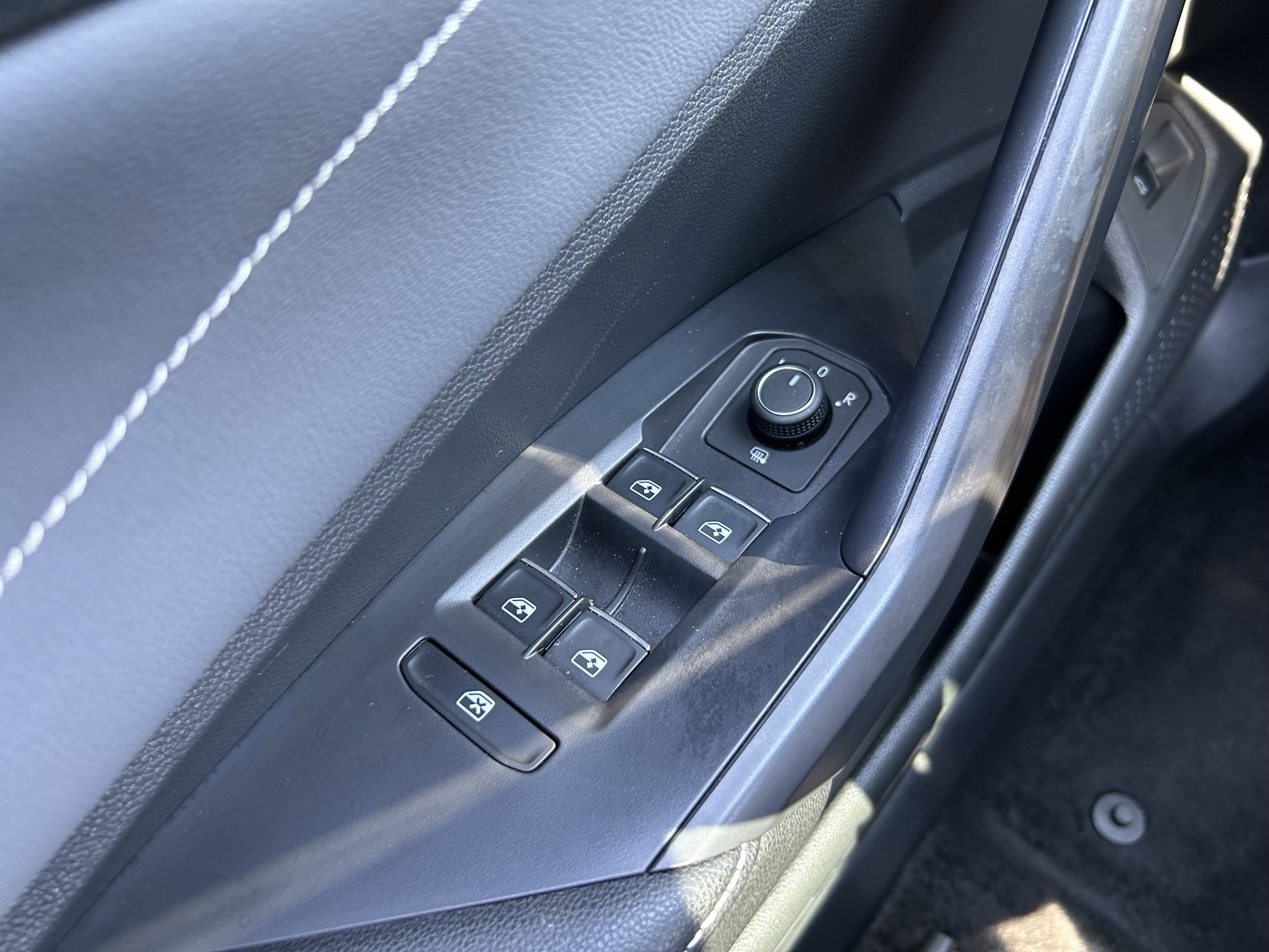 Certified 2025 Volkswagen Jetta SEL image 21