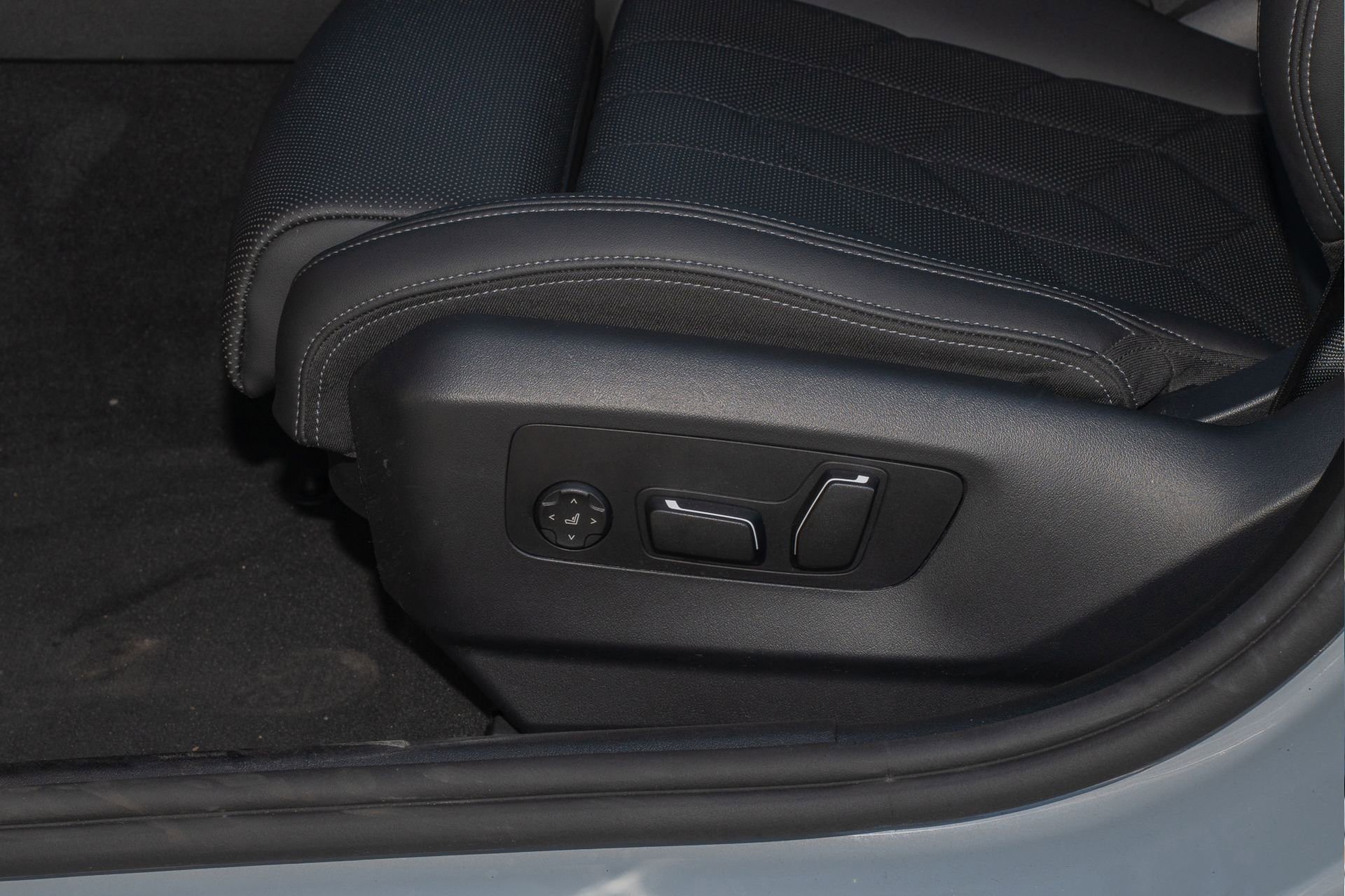 Used 2025 BMW 530i w/ M Sport Package image 30