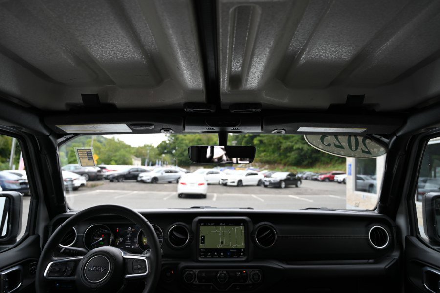 Used 2023 Jeep Wrangler Sahara image 18