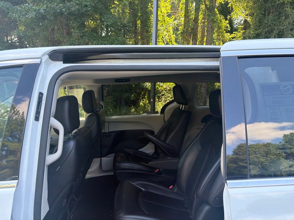 Used 2023 Chrysler Pacifica Touring-L FWD image 12