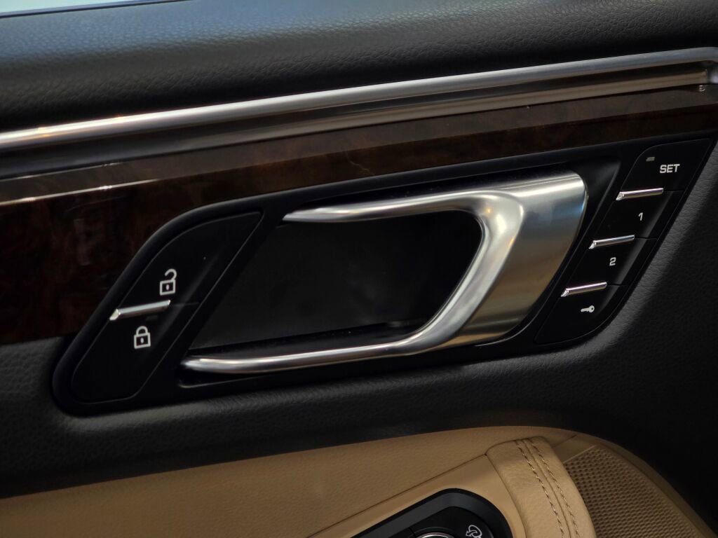 Certified 2025 Porsche Macan image 43