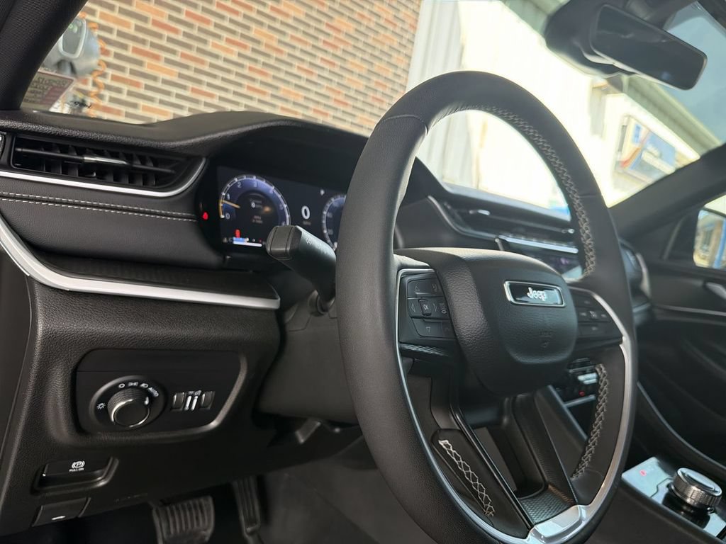 Used 2025 Jeep Grand Cherokee Altitude AWD/4WD image 10