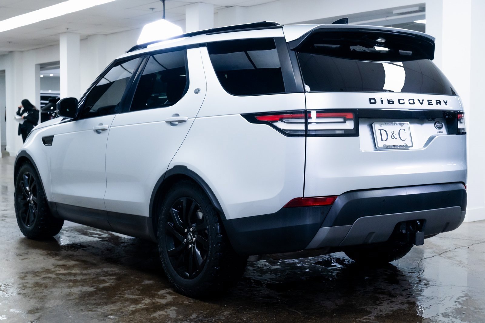 Used 2018 Land Rover Discovery SE image 4