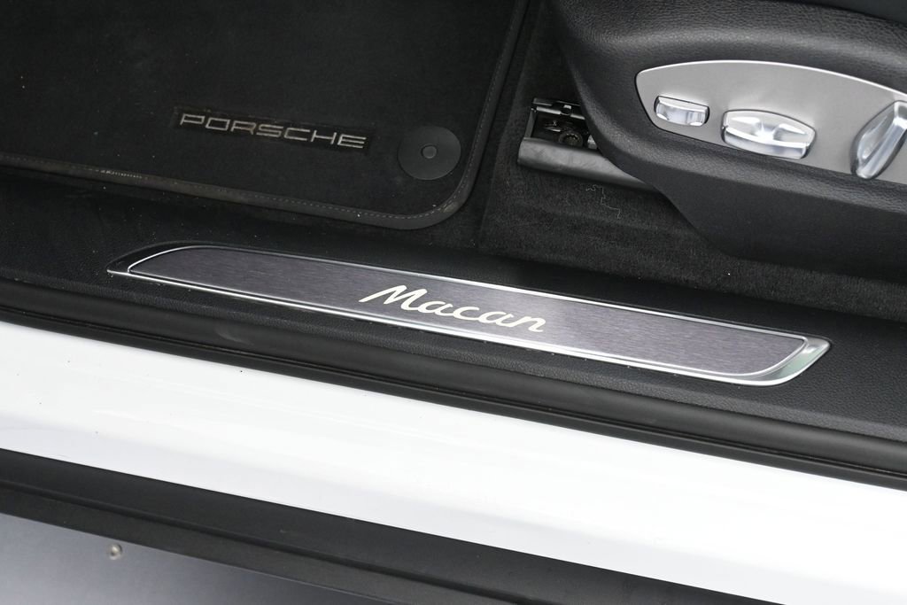 Certified 2026 Porsche Macan AWD/4WD image 16