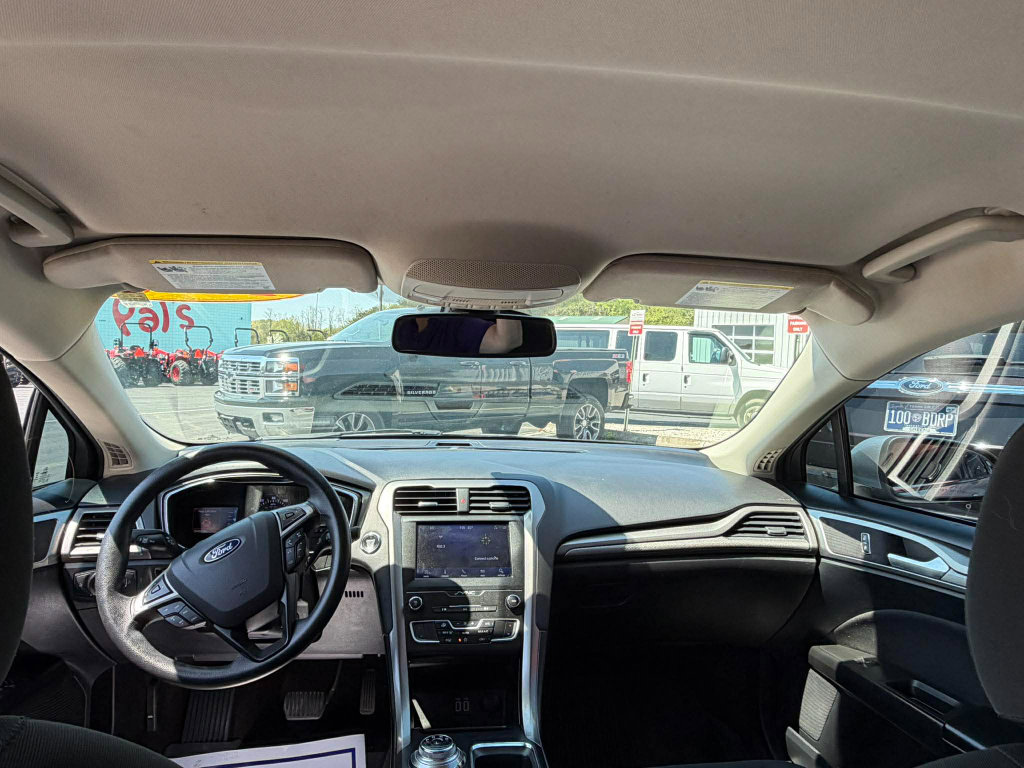 Used 2020 Ford Fusion SE image 6