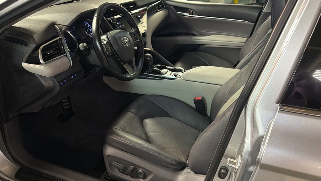 Used 2018 Toyota Camry XLE image 23