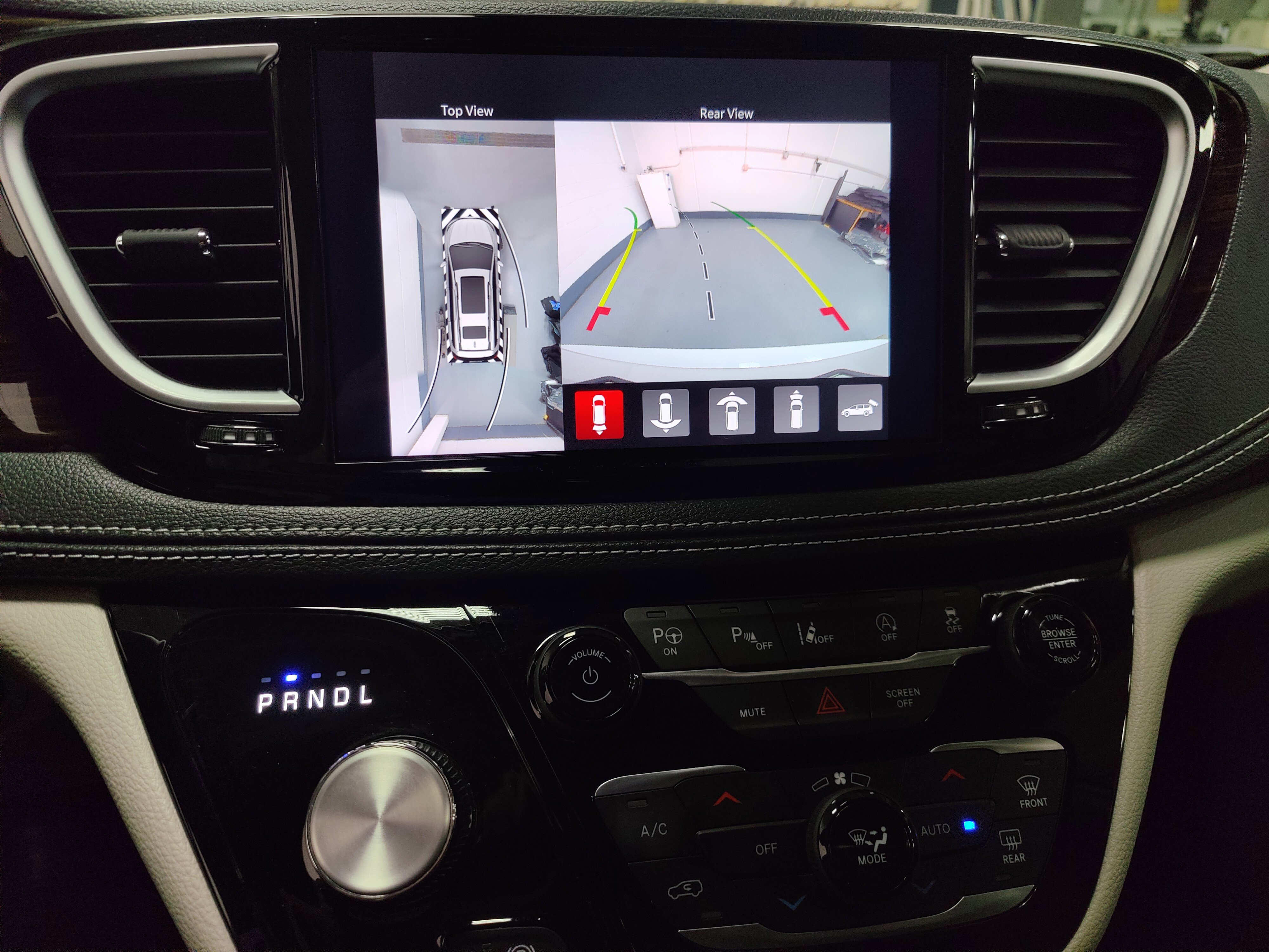 Used 2024 Chrysler Pacifica Limited image 9