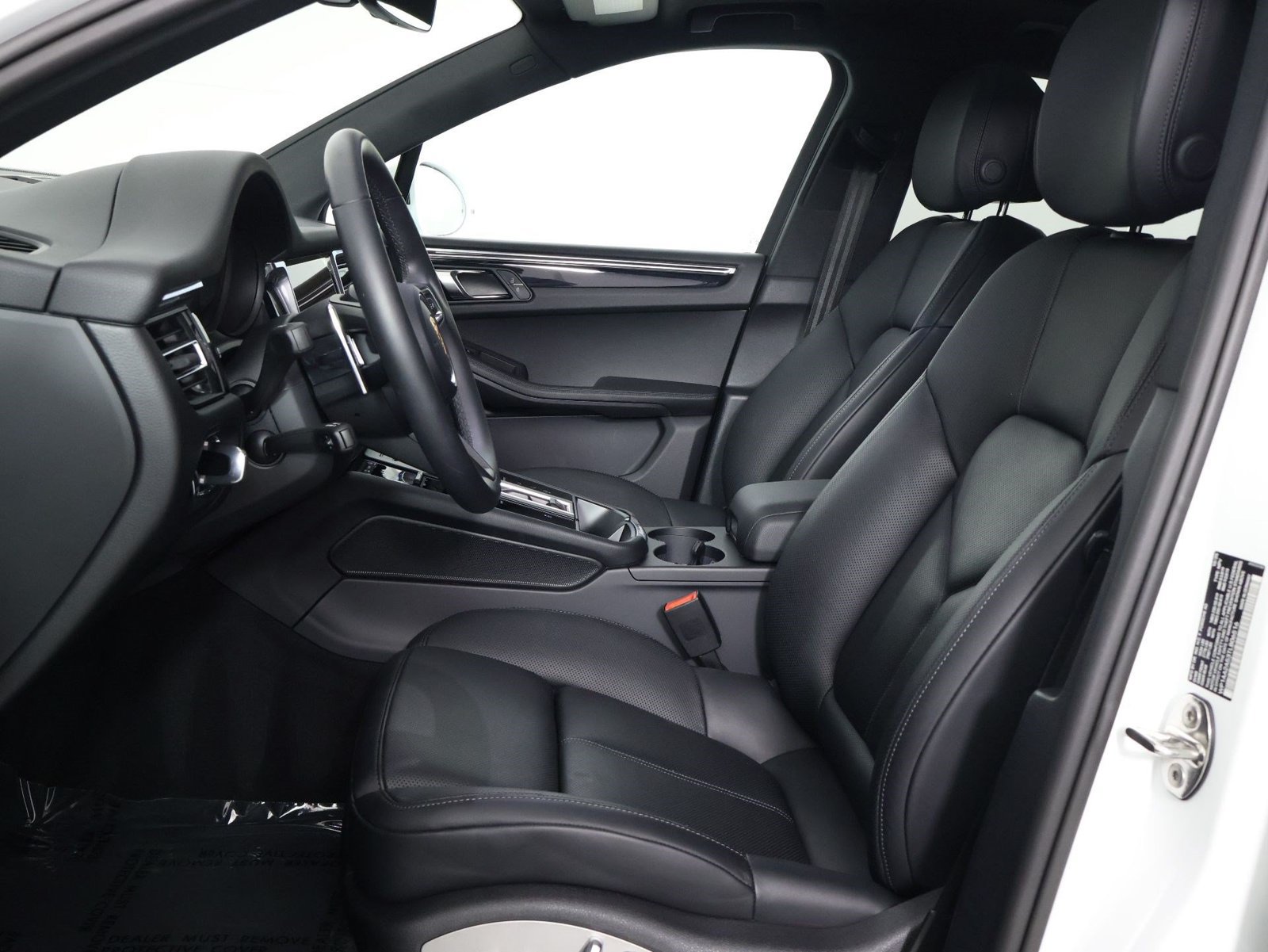 Certified 2026 Porsche Macan AWD/4WD image 5
