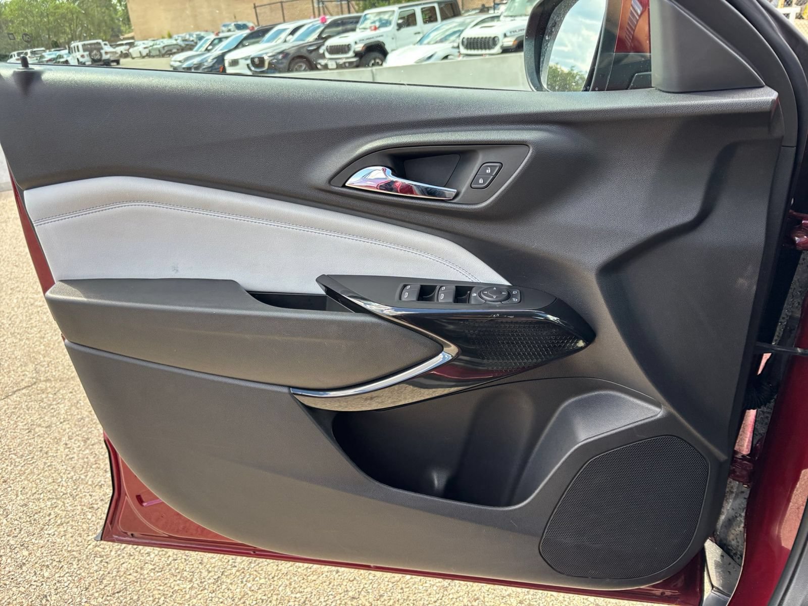 Used 2025 Chevrolet Trax LT FWD image 18