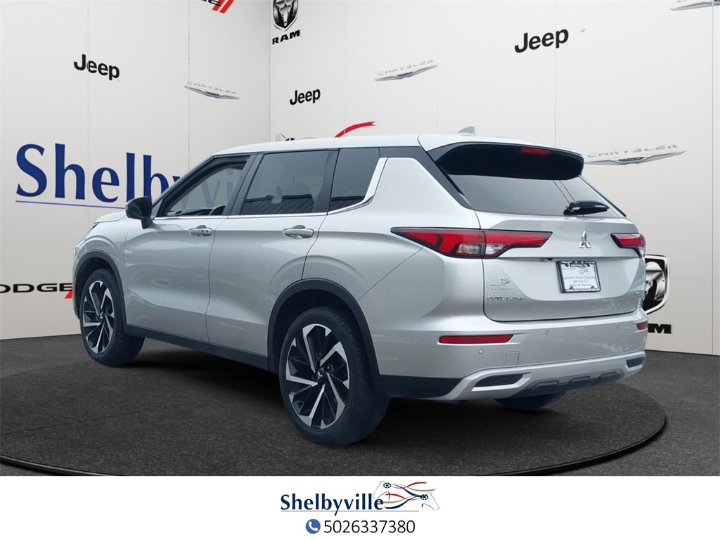Used 2024 Mitsubishi Outlander SE image 2