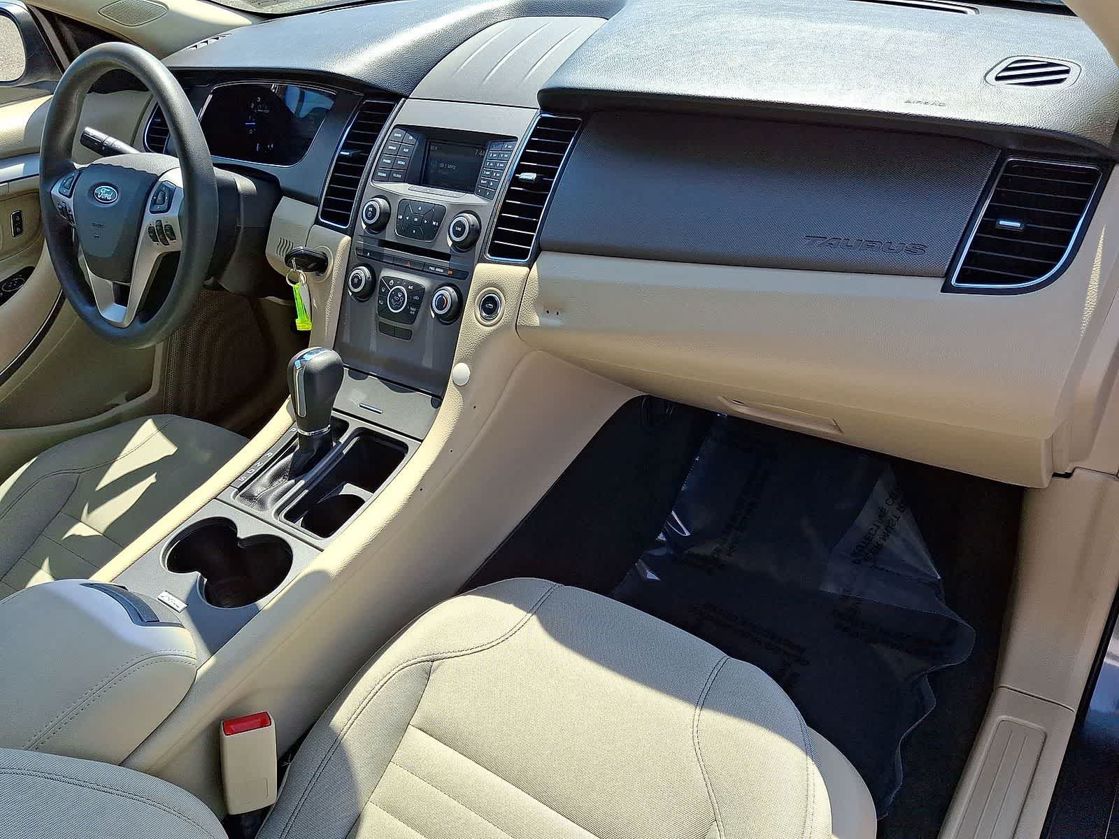 Used 2018 Ford Taurus SE FWD image 32