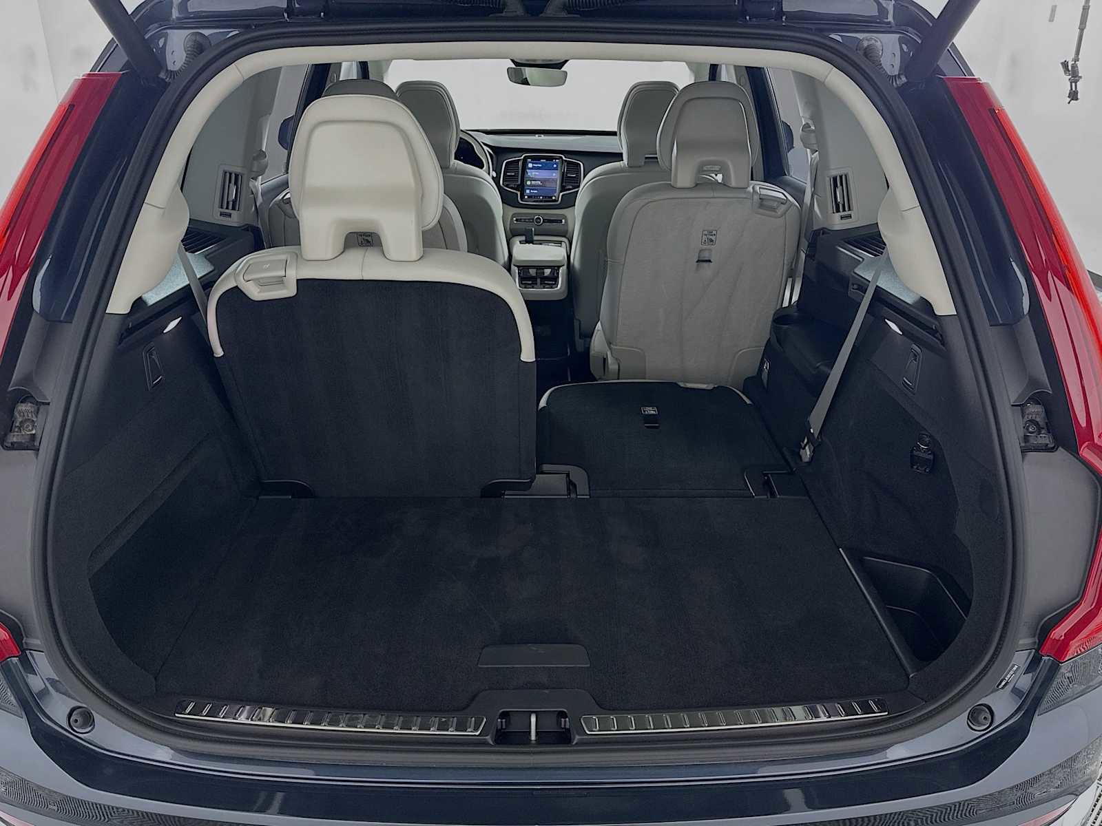 Certified 2025 Volvo XC90 B6 Plus image 25