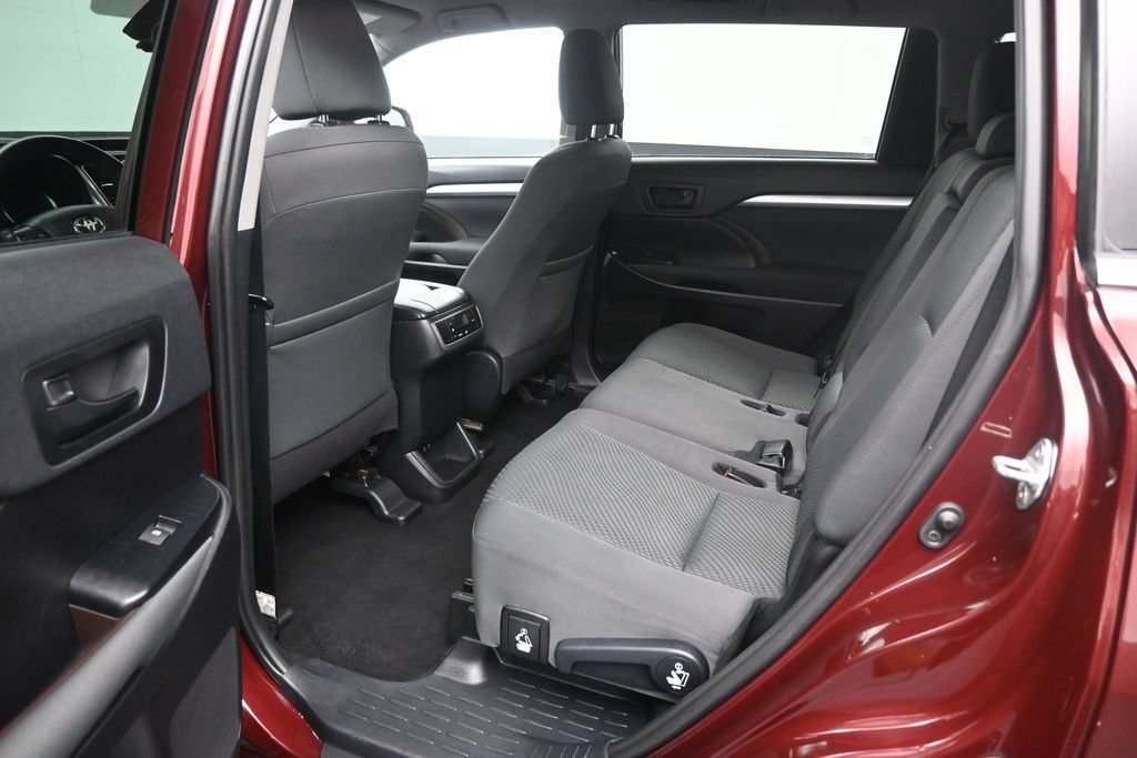 Used 2019 Toyota Highlander LE FWD image 14
