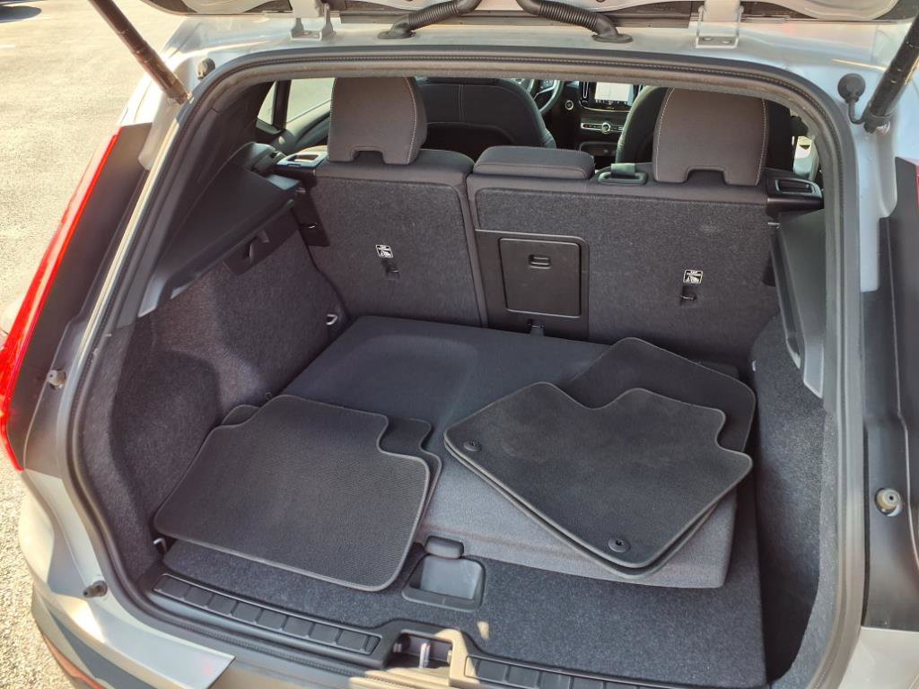 Used 2025 Volvo XC40 B5 Core image 28