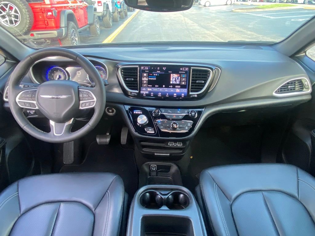 Used 2025 Chrysler Pacifica Select FWD image 16