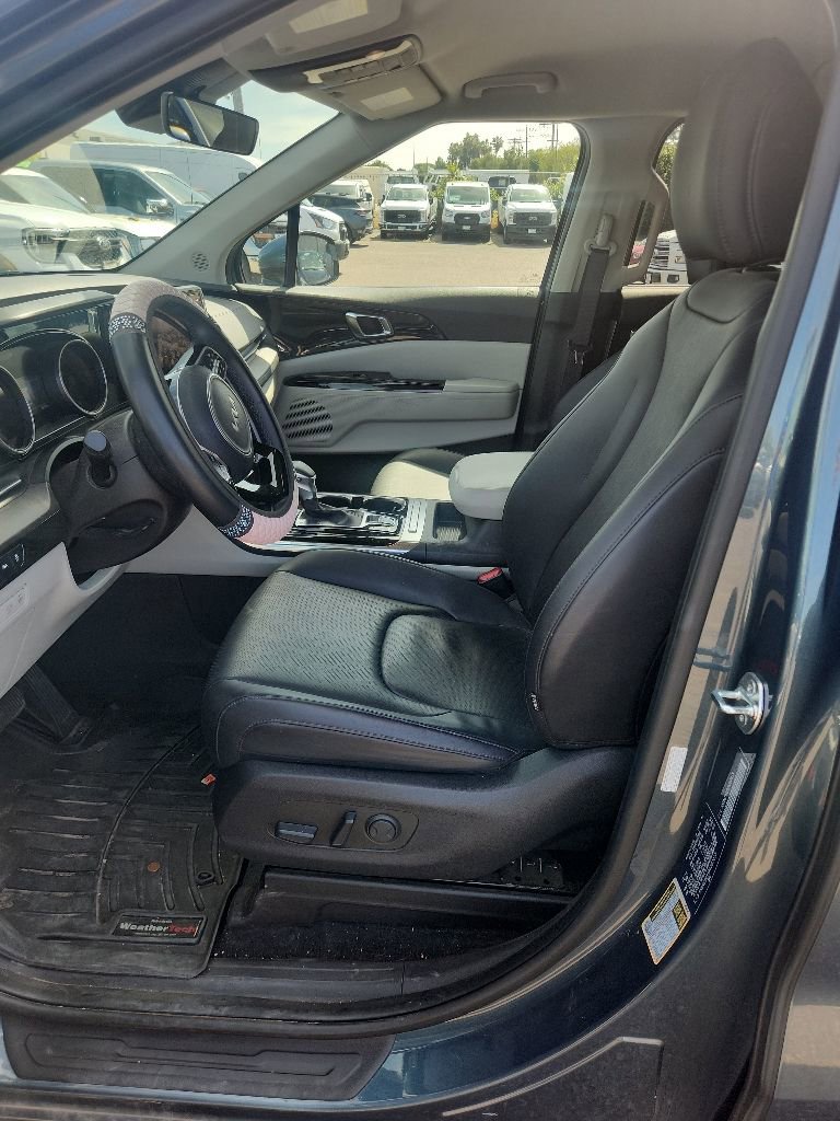 Used 2024 Kia Carnival EX FWD image 18