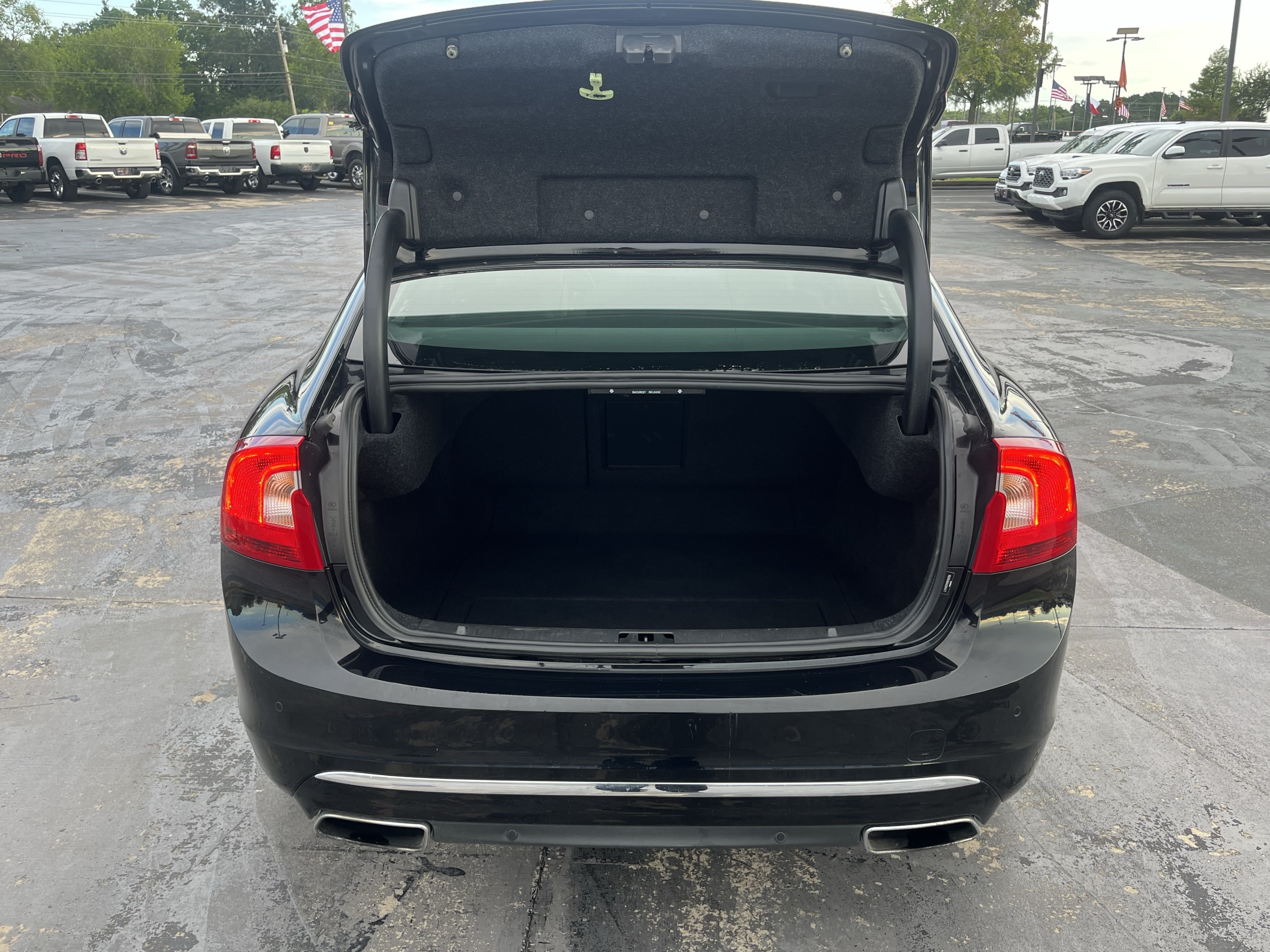 Used 2017 Volvo S60 T5 Inscription Platinum w/ Climate Package AWD/4WD image 11