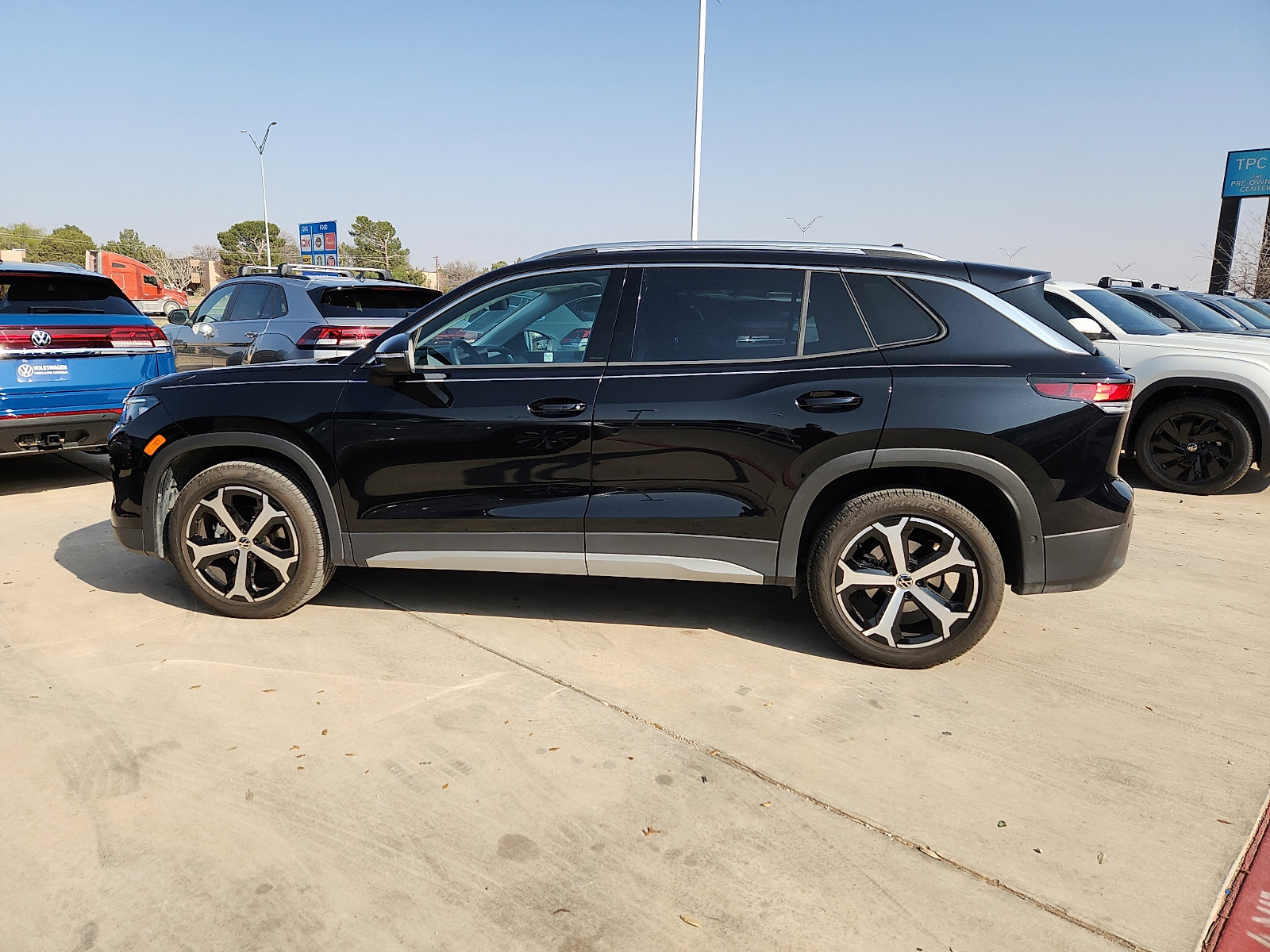 Certified 2025 Volkswagen Tiguan SE image 4