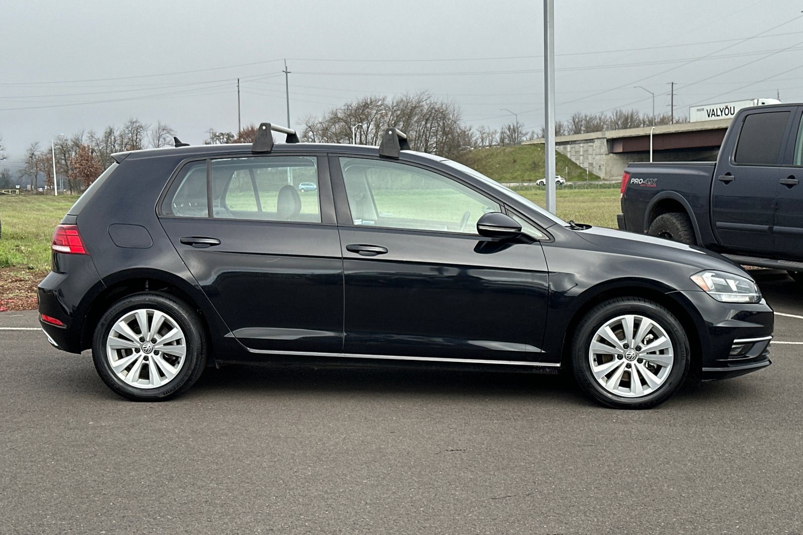 Used 2018 Volkswagen Golf SE image 2
