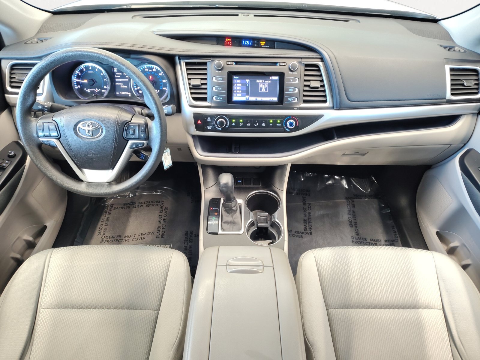 Used 2017 Toyota Highlander LE FWD image 3