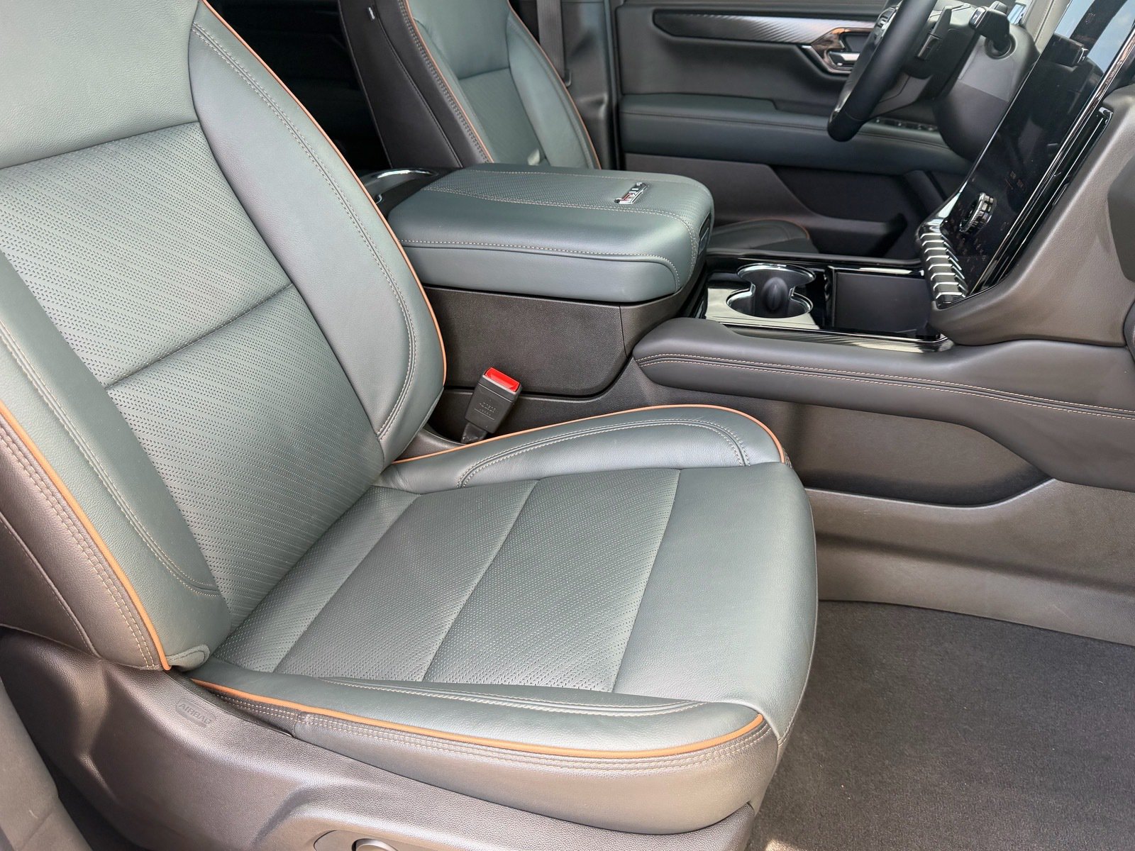 Used 2026 GMC Yukon AT4 w/ AT4 Premium Plus Package AWD/4WD image 11