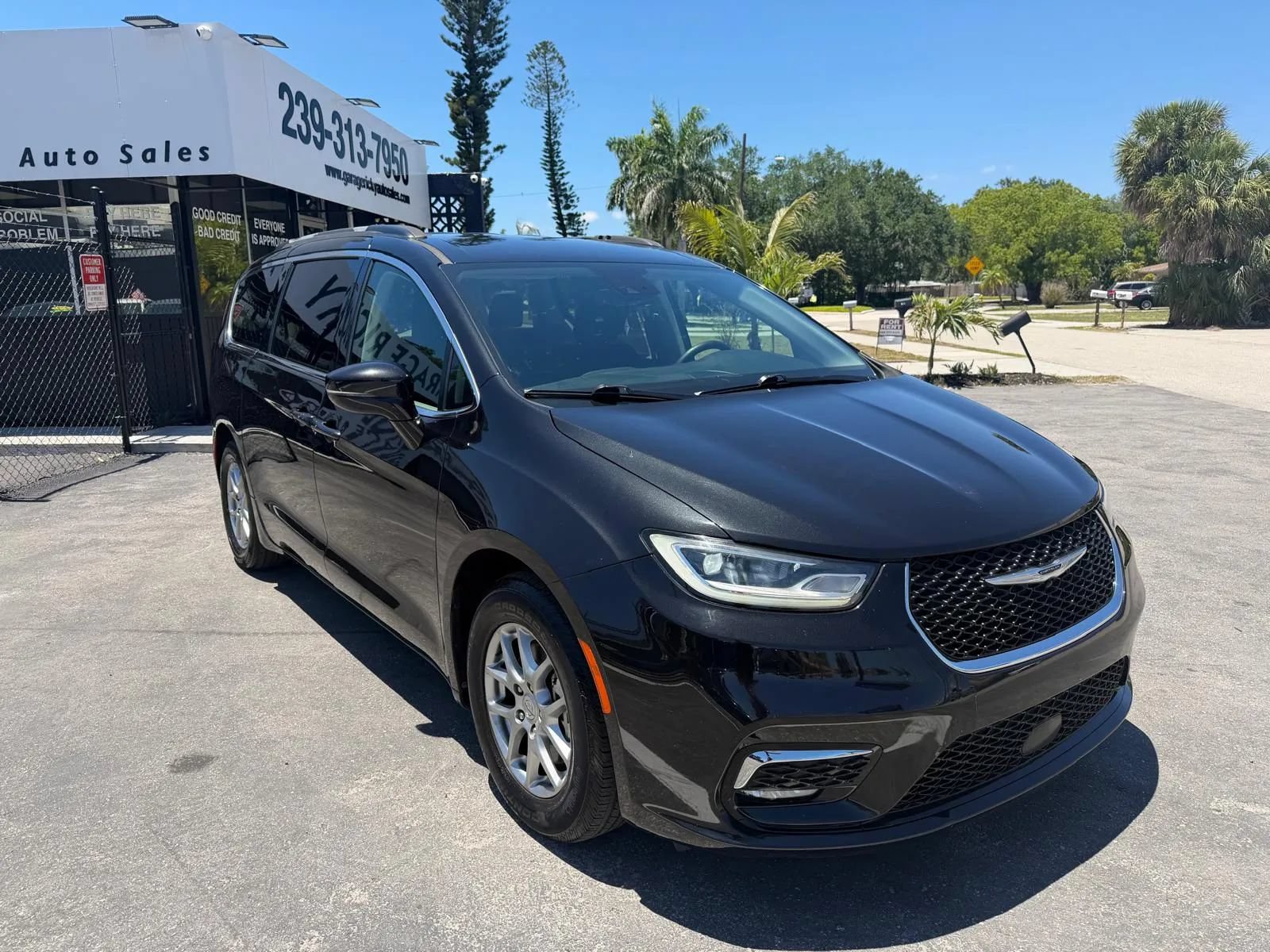 Used 2021 Chrysler Pacifica Touring FWD image 3