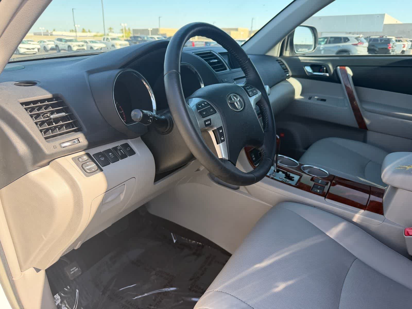 Used 2012 Toyota Highlander Limited w/ Tow Pkg AWD/4WD image 2