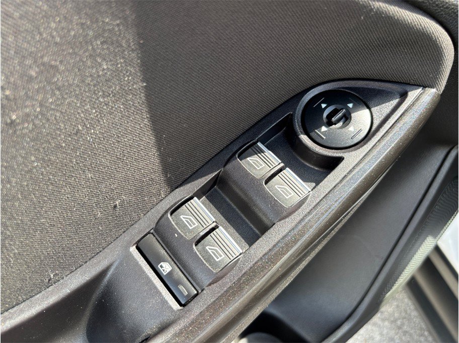 Used 2016 Ford Focus Titanium FWD image 19
