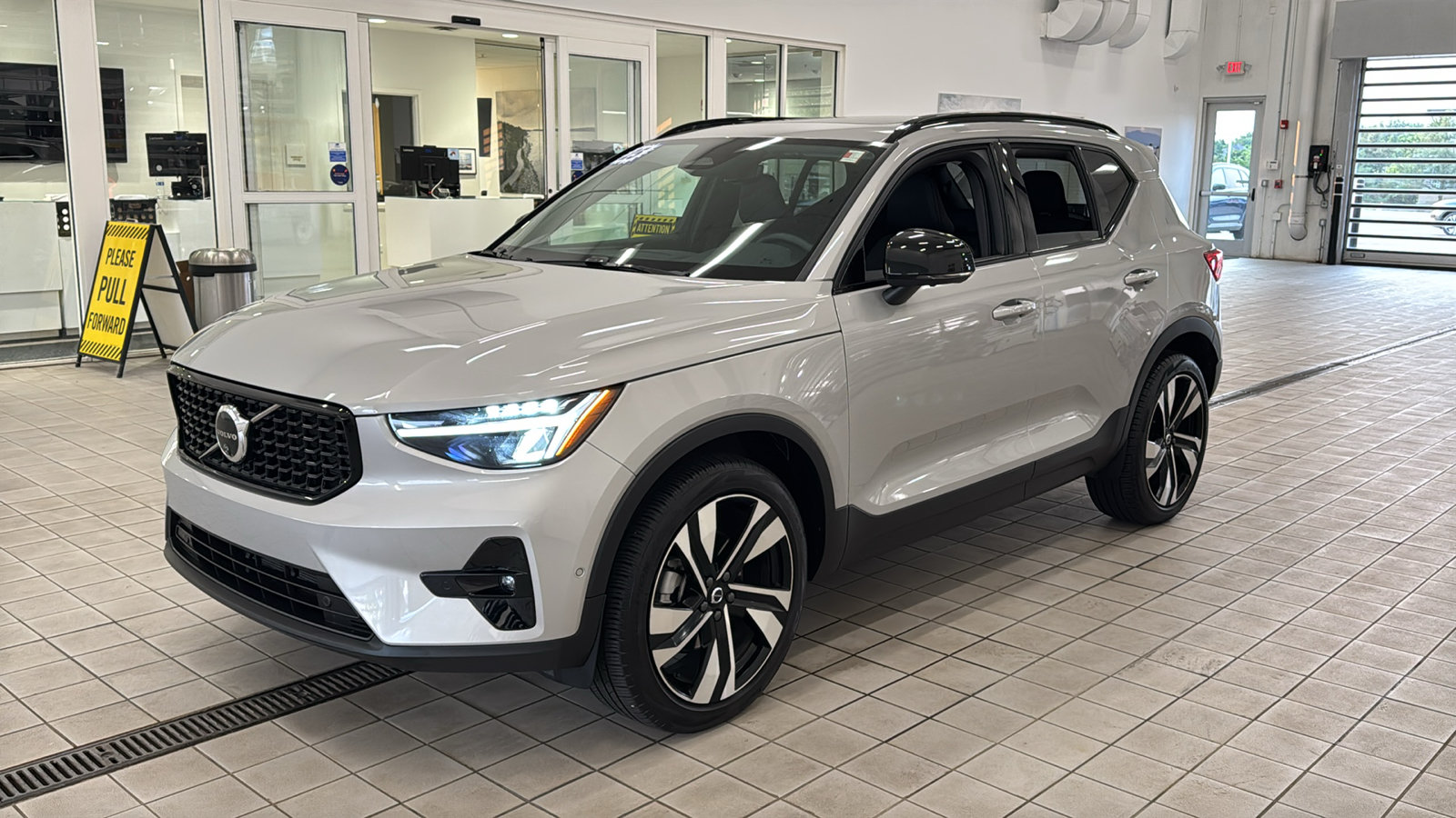 Used 2025 Volvo XC40 B5 Plus AWD/4WD image 9