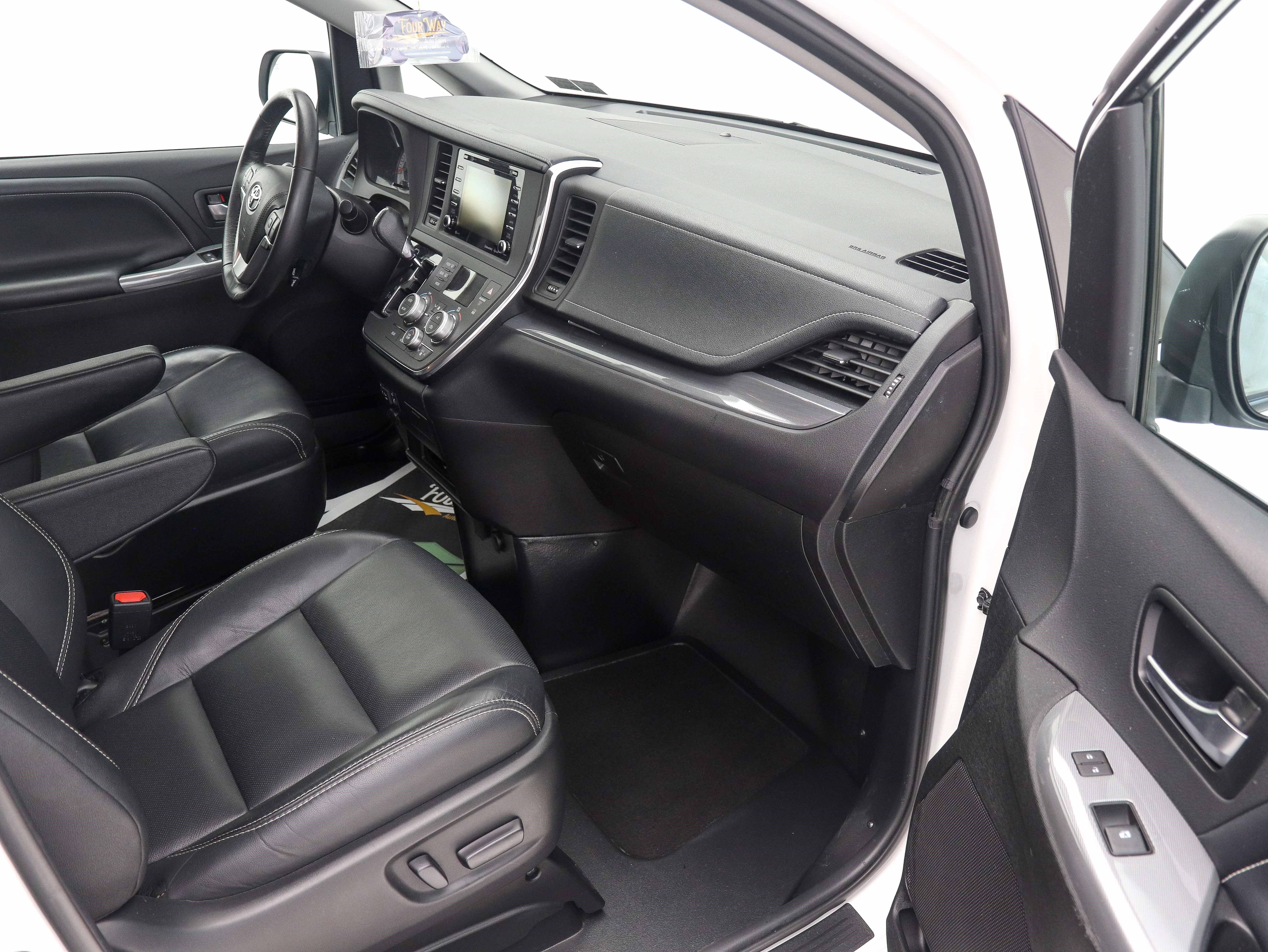 Used 2018 Toyota Sienna SE Premium w/ Carpet Mat Package image 20