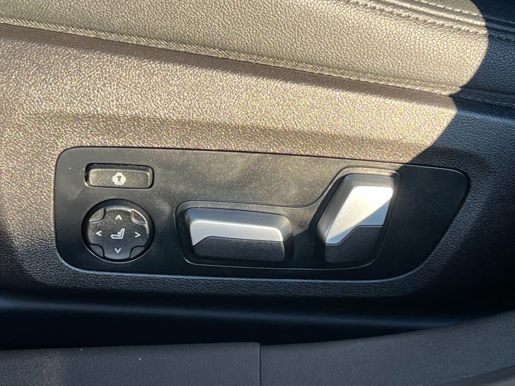 Used 2020 BMW 330i Sedan w/ Premium Package image 25