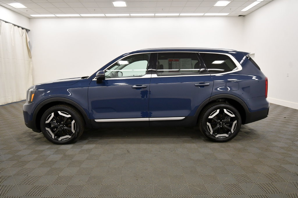 Certified 2024 Kia Telluride S w/ S Sunroof Package AWD/4WD image 4