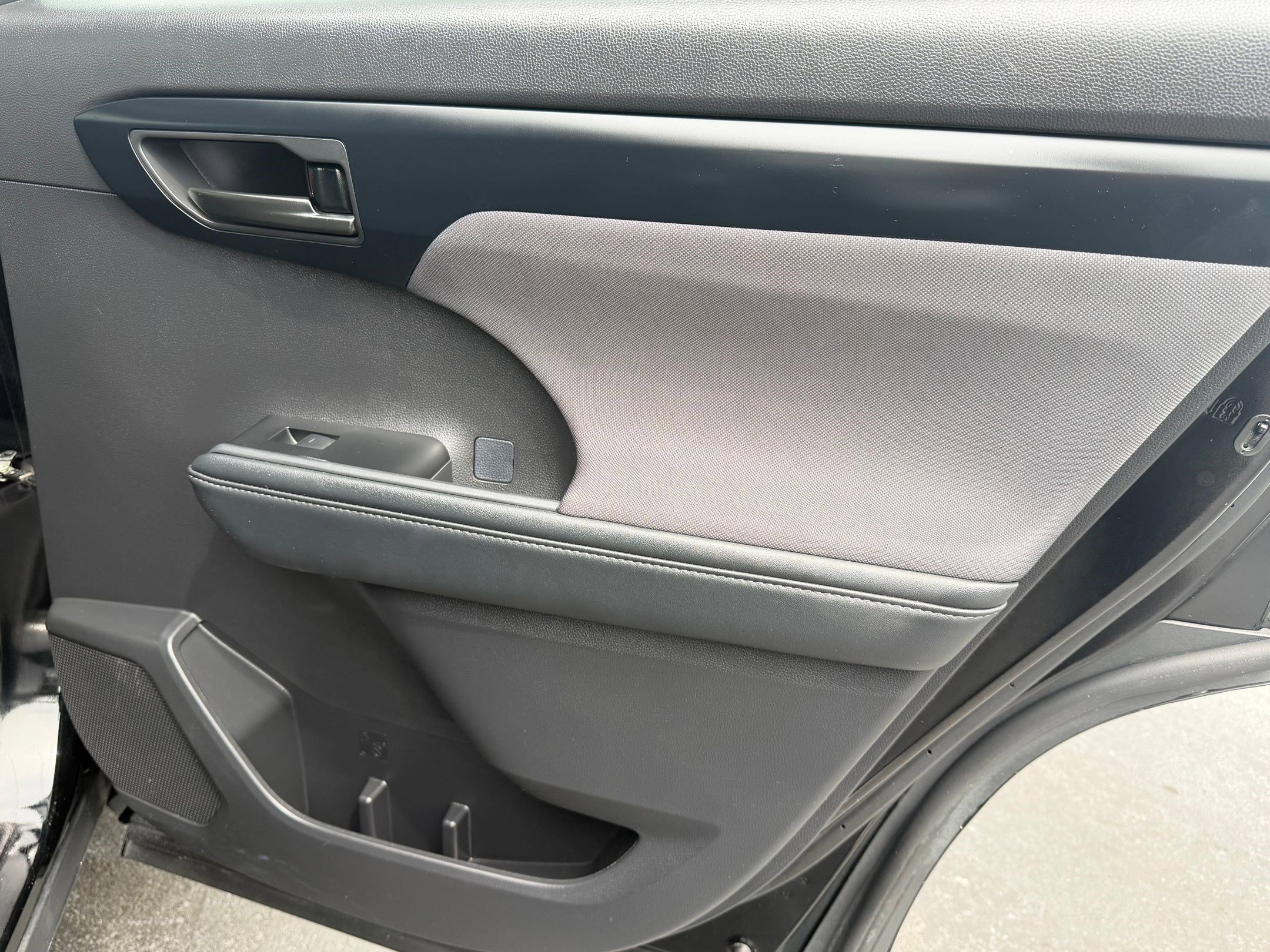 Used 2025 Toyota Highlander LE image 30