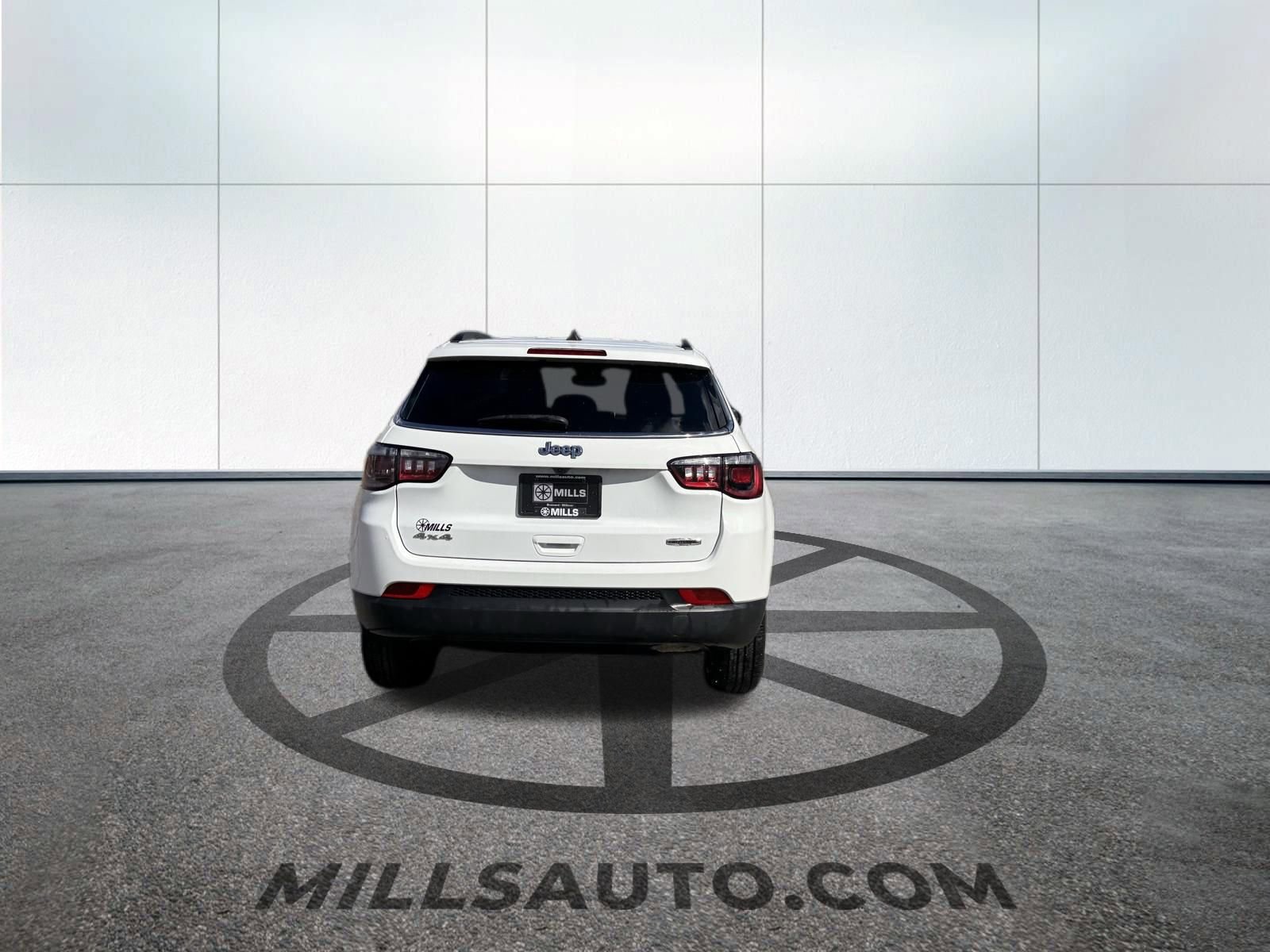 Used 2024 Jeep Compass Latitude image 8